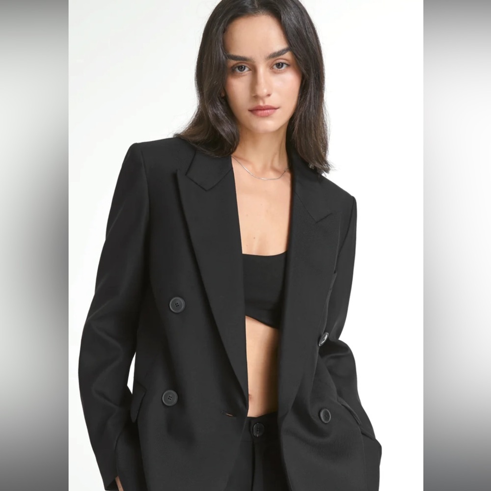 Double Breasted Relaxed Fit Long Blazer

Color: Black
Size: medium